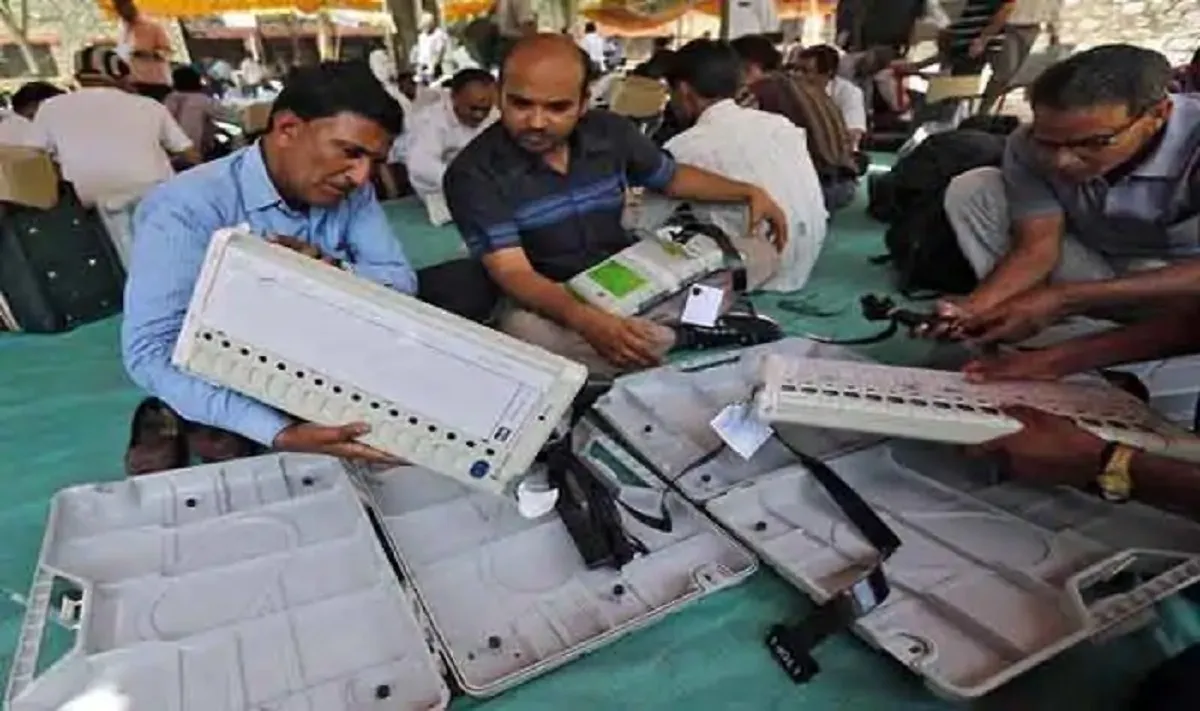 मतगणना से पहले ईवीएम की जांच करते हुए मतदान अधिकारी। (चित्र प्रतीकात्‍मक)- India TV Hindi