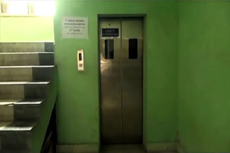 मुंबई: लिफ्ट के गेट में...- India TV Hindi