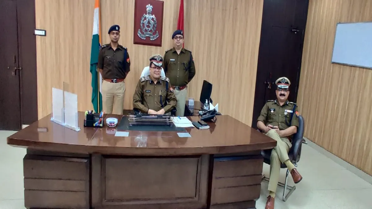 लखनऊ के पुलिस कमिश्नर...- India TV Hindi