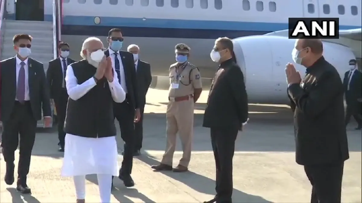 प्रधानमंत्री नरेन्द्र मोदी अहमदाबाद पहुंचे- India TV Hindi