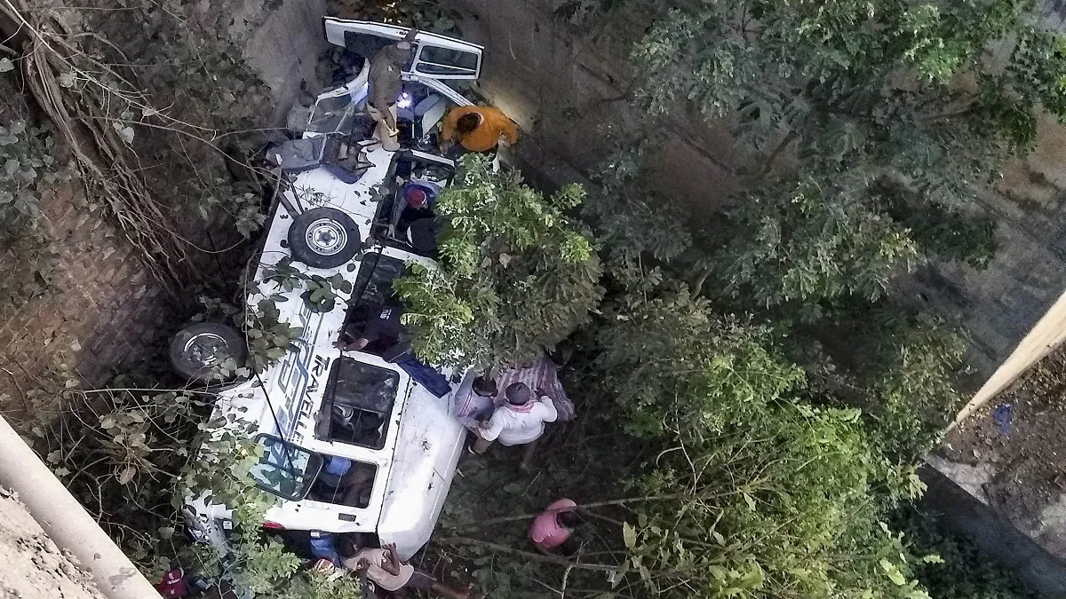 दिवाली पर बड़ा हादसा, पुल से सूखी नदी में गिरी बस, एक ही परिवार के 5 लोगों की मौत- India TV Hindi