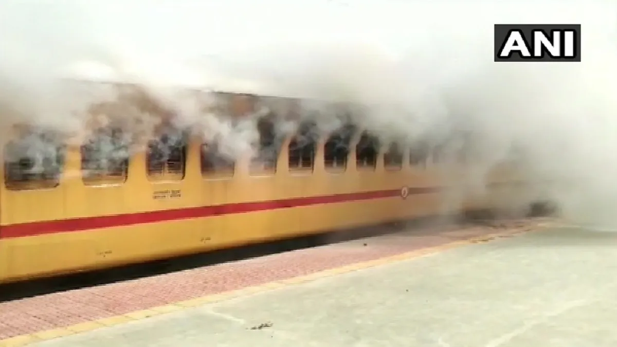 Railway coaches caught fire at Medchal Railway Station  । Medchal Railway Station पर दो डिब्बों में - India TV Hindi