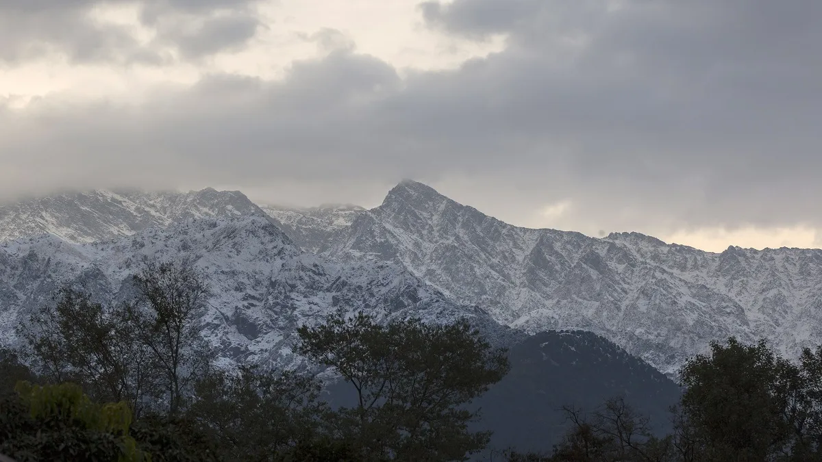 View of Dhauladhar Range after fresh snowfall, as seen from Palampur- India TV Hindi