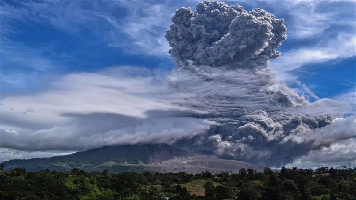 volcano erupts in Indonesia - India TV Hindi