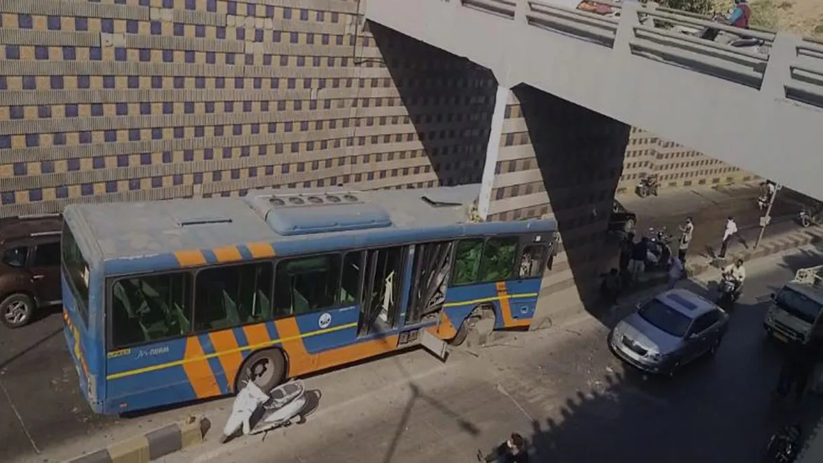 अहमदाबाद में BRTS बस अंडर पास की दीवार के बीच घुसी, ड्राइवर सहित 5 लोग घायल- India TV Hindi