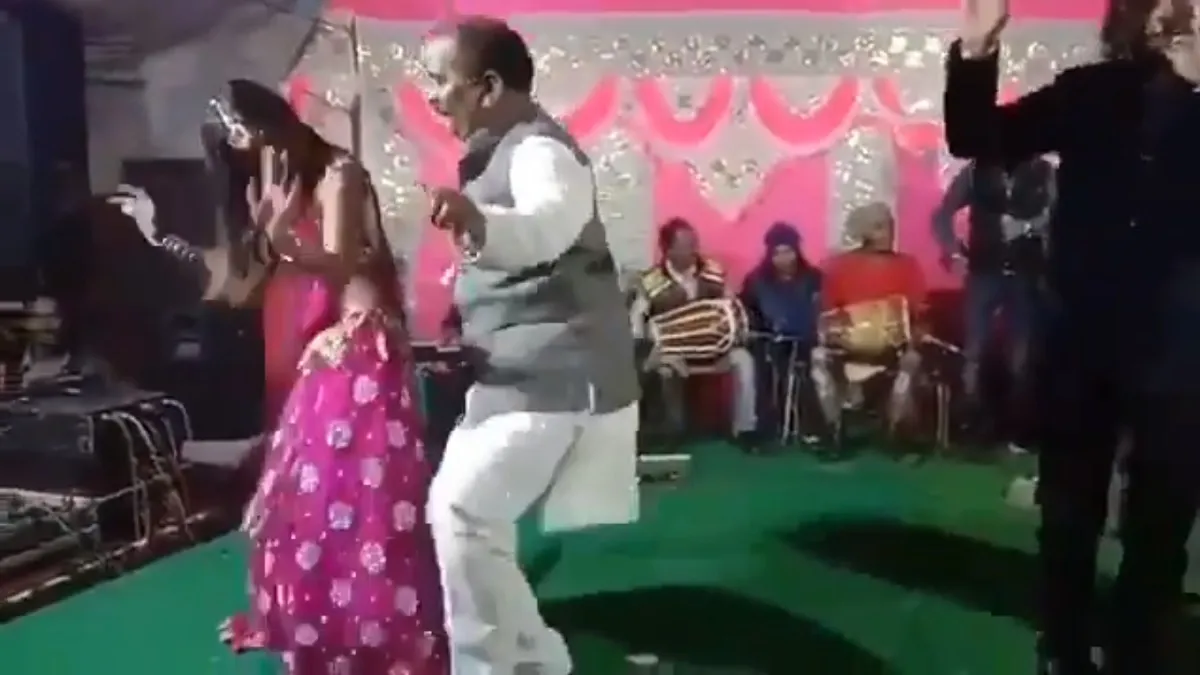 देखिए वीडियो- महिला डांसर के साथ कांग्रेस विधायक ने जमकर लगाए ठुमके, खुब उड़े नोट- India TV Hindi