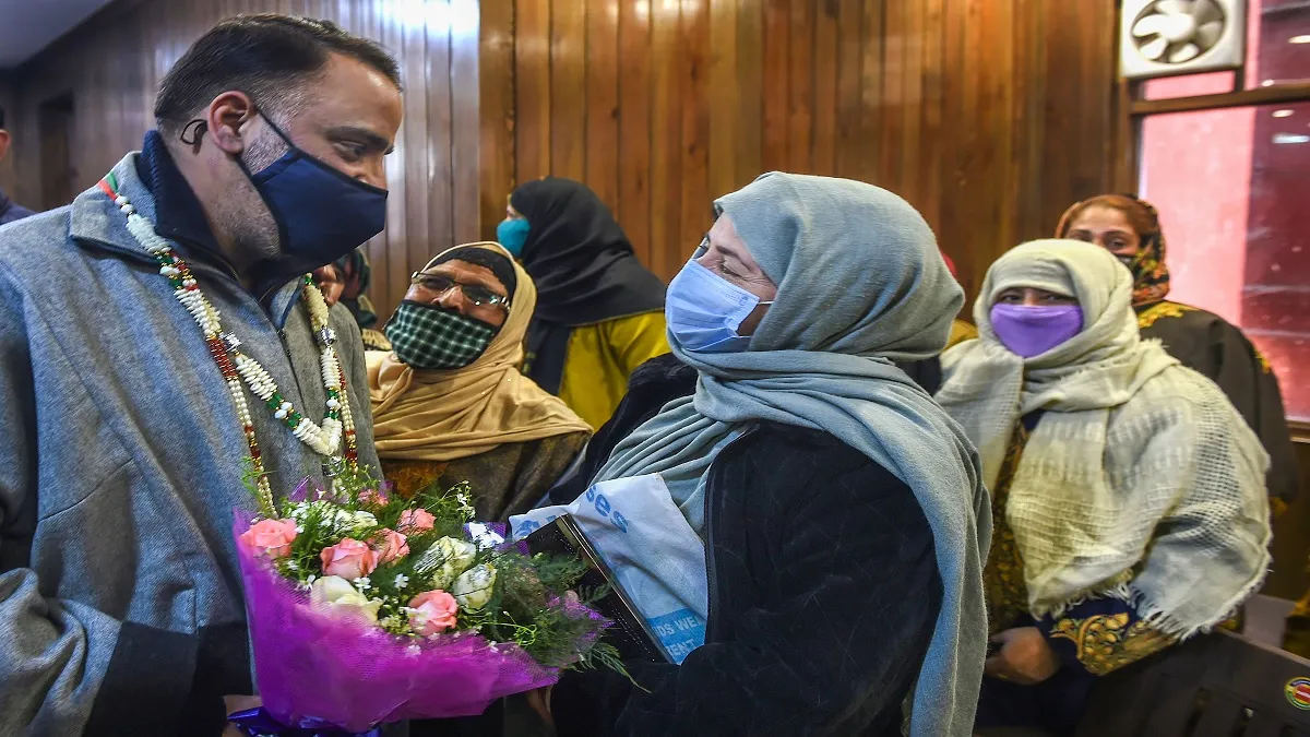 Salman Sagar of National Conference felicitated by party workers, a day after he won in the DDC elec- India TV Hindi