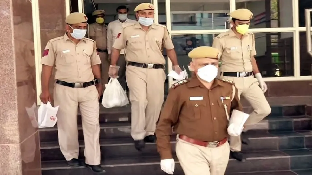 Delhi police returns cash and gold to their owners । 'दिल की पुलिस' ने लोगों को लौटाए ₹7.55 करोड़ और- India TV Hindi