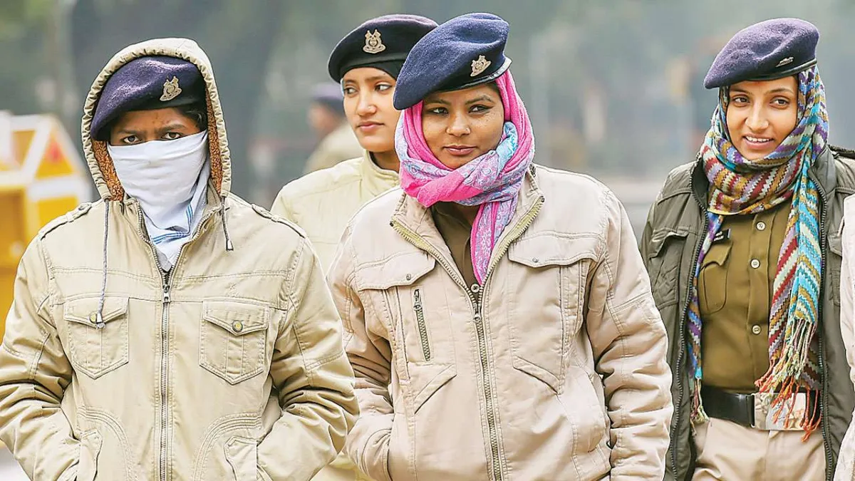 Cold wave grips Delhi; mercury dips to 4.1 deg C- India TV Hindi