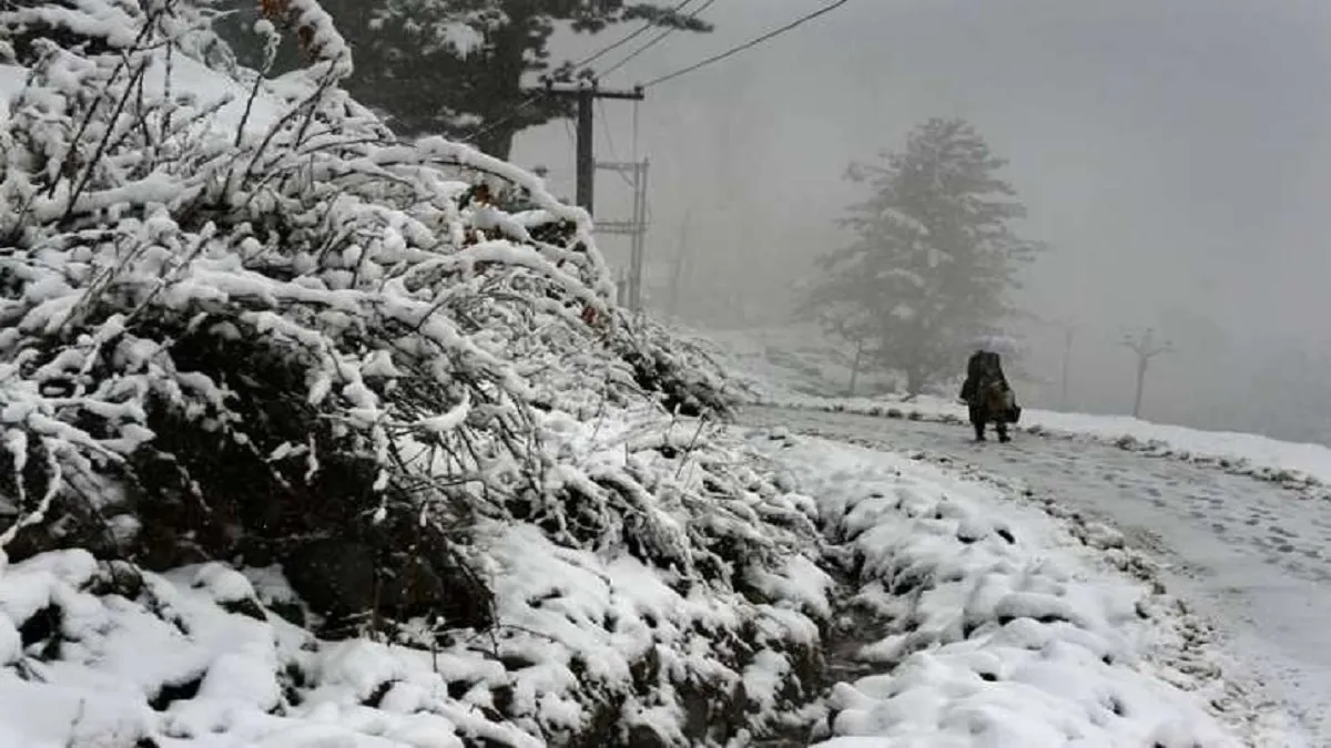 कश्मीर घाटी के मैदानी इलाकों में मौसम की पहली बर्फबारी, सभी प्रमुख हाईवे आज बंद- India TV Hindi