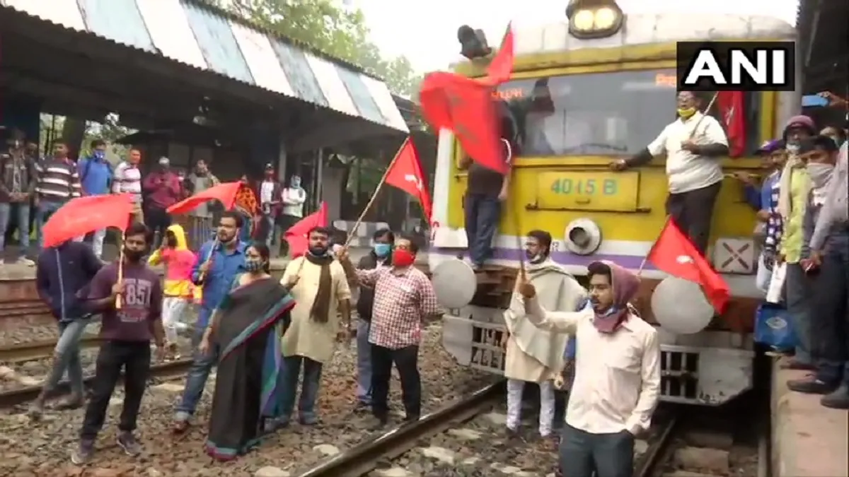 भारत बंद: कांग्रेस, वाम समर्थकों ने बंगाल में सड़कों, रेल पटरियों को किया जाम - India TV Hindi