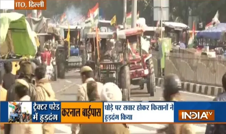 दिल्ली में किसानों का उपद्रव जारी,  ITO  पर ट्रैक्टर से पुलिसवालों को कुचलने की कोशिश- India TV Hindi