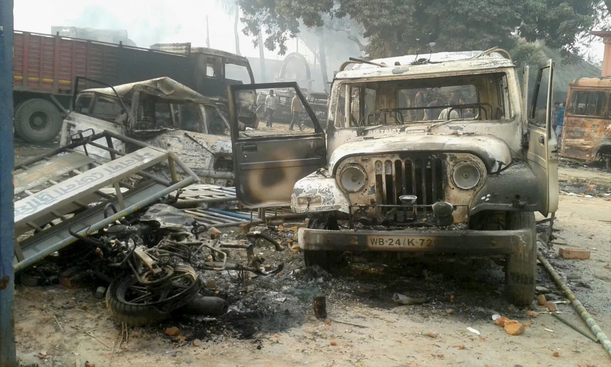 Two groups clash inside BJP party office in Bengal; vehicles torched- India TV Hindi