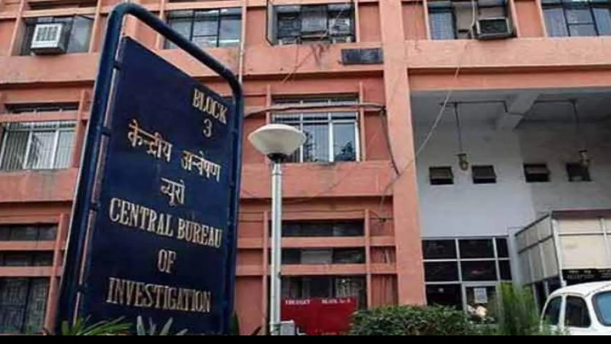 CBI caught senior railway engineering service officer With two others in alleged bribery case of Rs - India TV Hindi