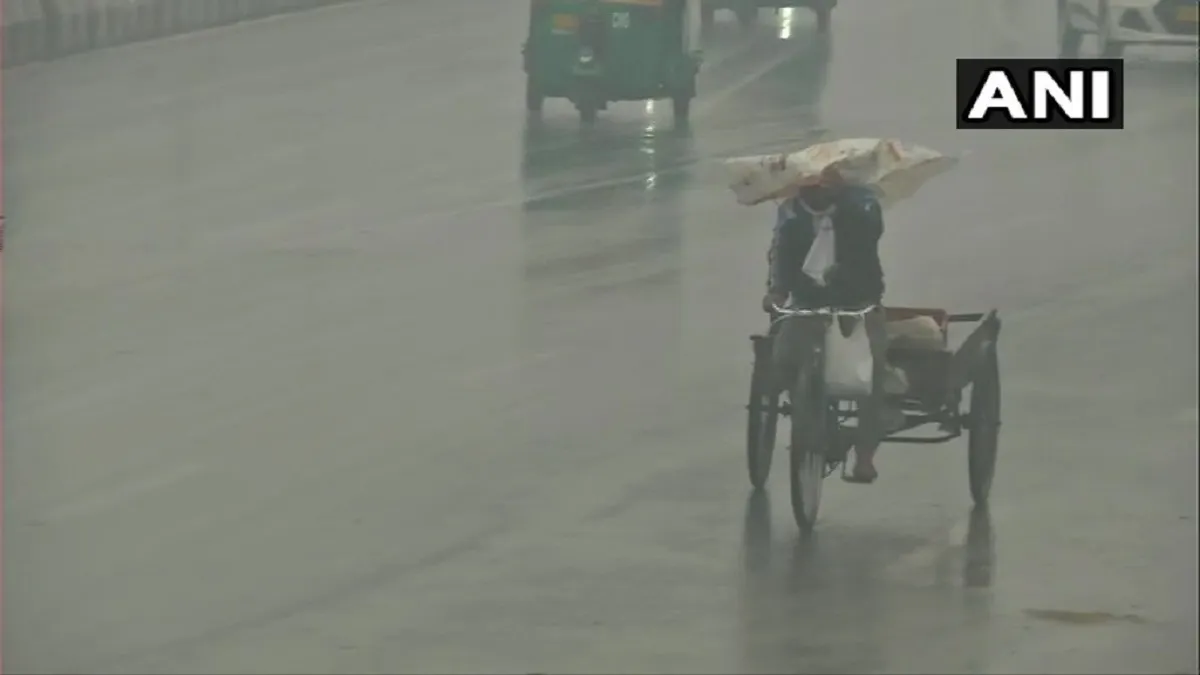 rain in delhi minimum temperature दिल्ली में बूंदाबांदी, न्यूनतम तापमान बढ़कर सात डिग्री सेल्सियस हु- India TV Hindi