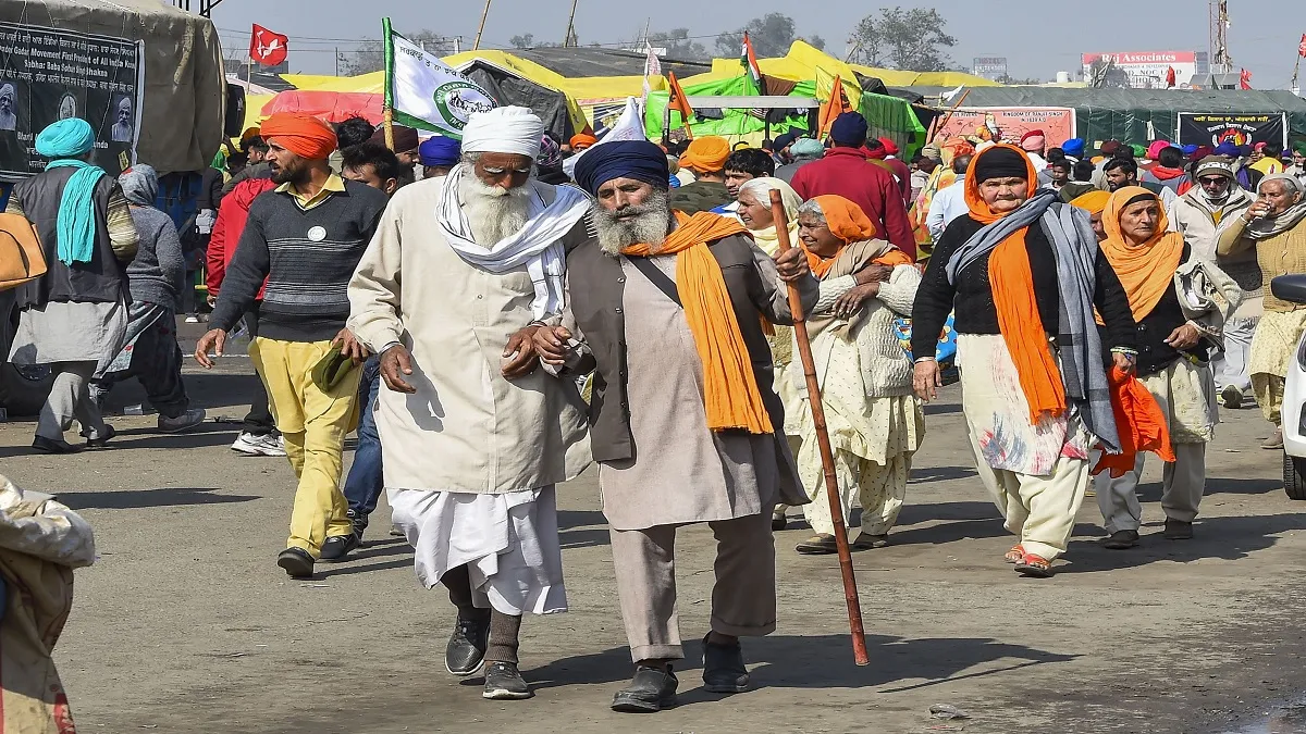 Farmers during their ongoing protest against the Centre's new farm laws, at Singhu border in New Del- India TV Hindi