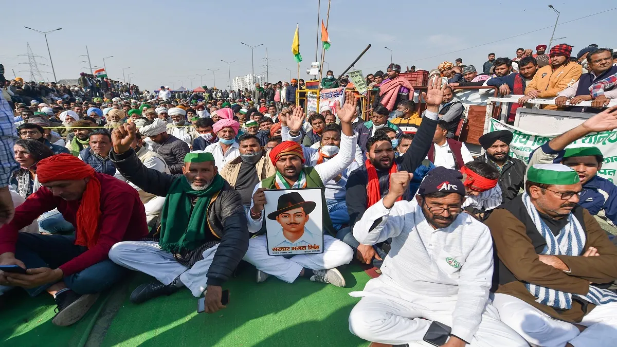 Farmers raise slogans at Ghazipur border during a hunger strike as part of their ongoing agitation a- India TV Hindi