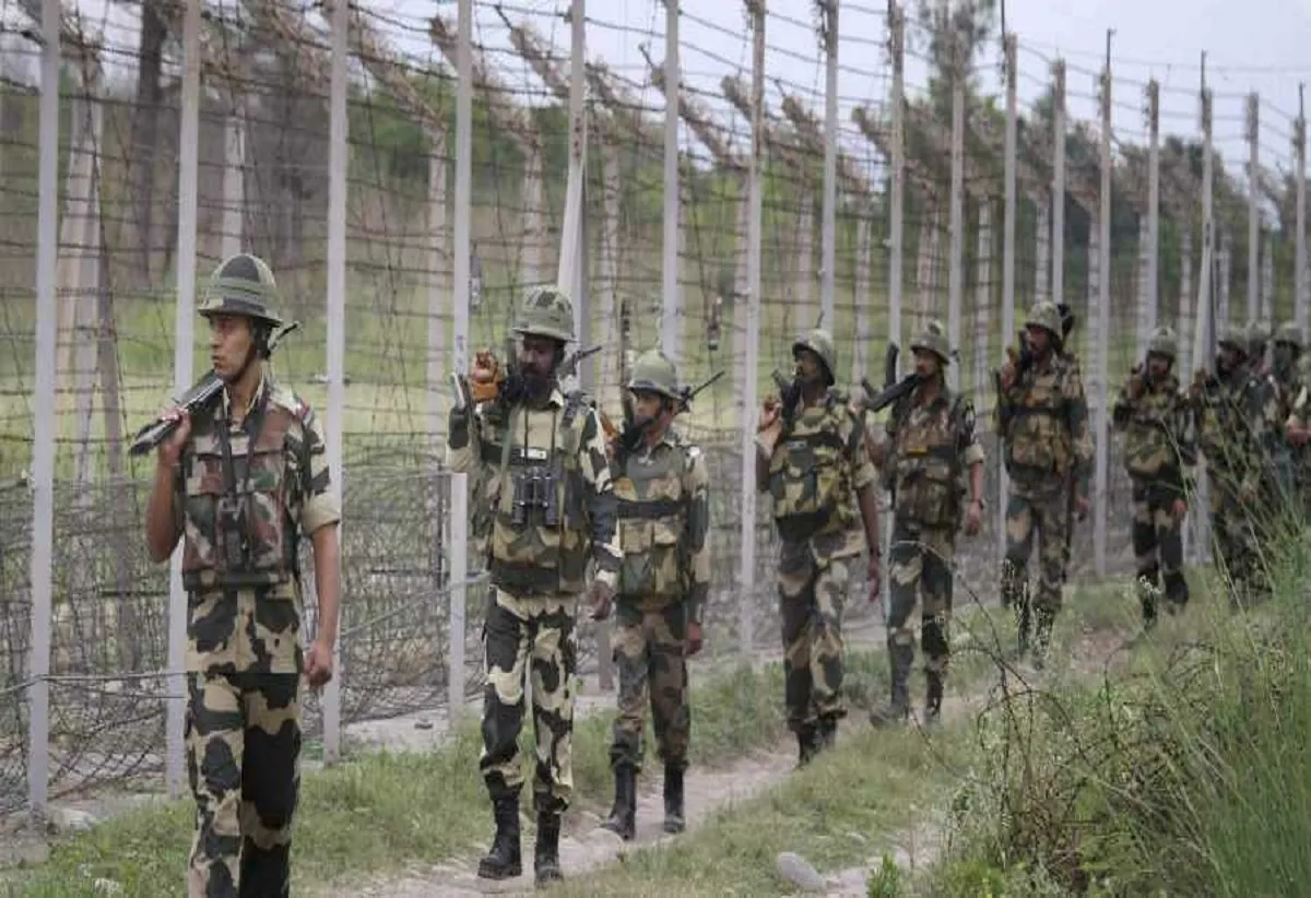 भारत-पाकिस्तान की सीमा पर चौकसी रखते सेना के जवान (फाइल फोटो)- India TV Hindi