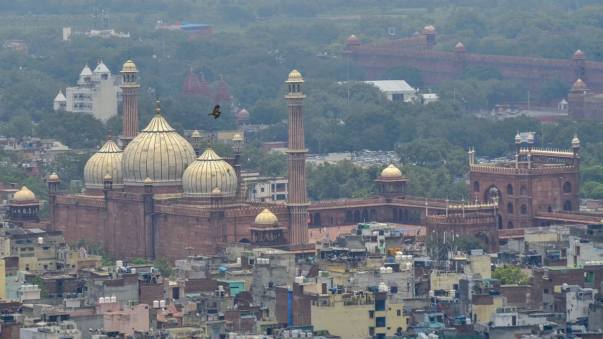 बारिश और तेज हवा ने दिल्ली वालों को एयर पॉल्यूशन से दी राहत, AQI में आया सुधार- India TV Hindi