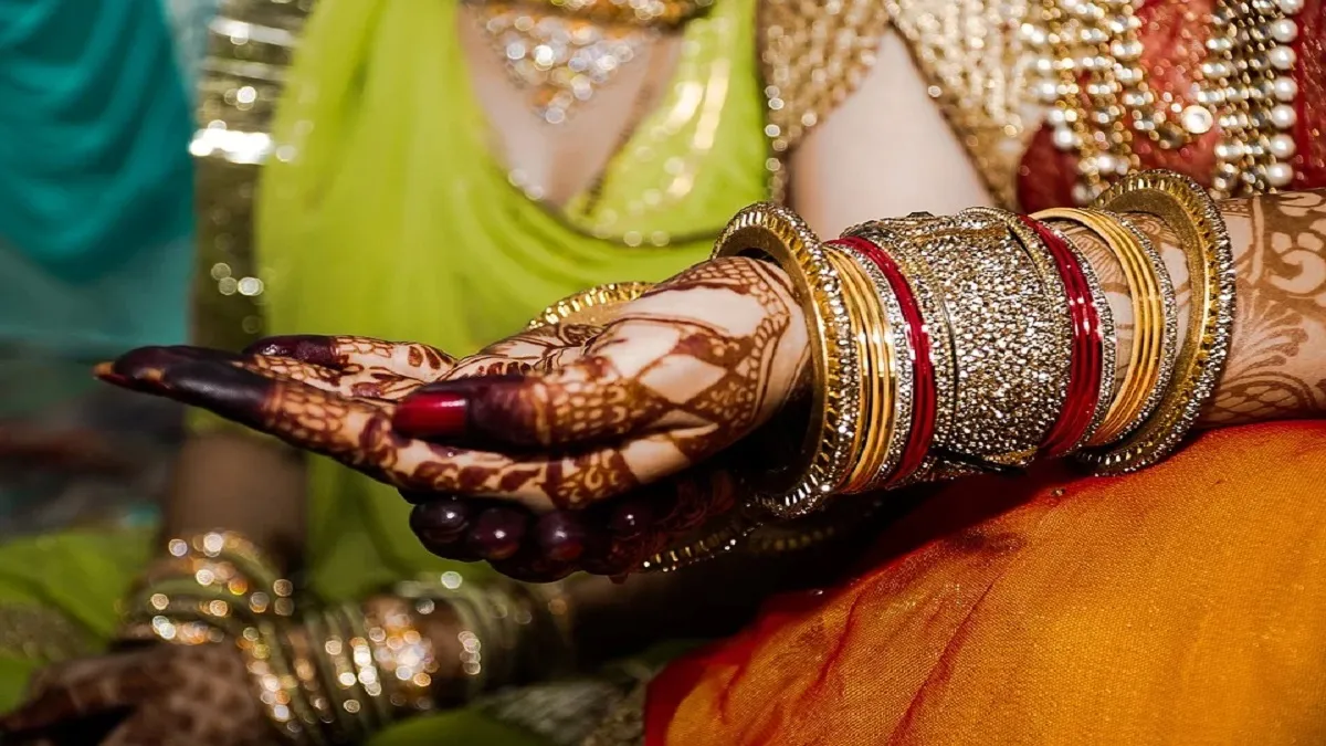 युवती ने की दूसरे धर्म के युवक से शादी, जानें आगे क्या हुआ बवाल- India TV Hindi