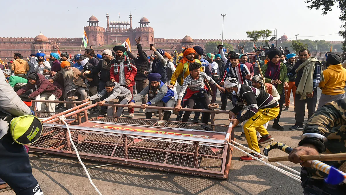 लालकिले से प्रदर्शनकारियों को हटाया, पुलिस ने किया लाठिचार्ज- India TV Hindi