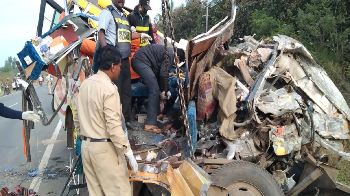 road accident in Dharwad Karnataka कर्नाटक के धारवाड़ में बड़ा सड़क हादसा, ट्रक-टेंपो की टक्कर में 1- India TV Hindi