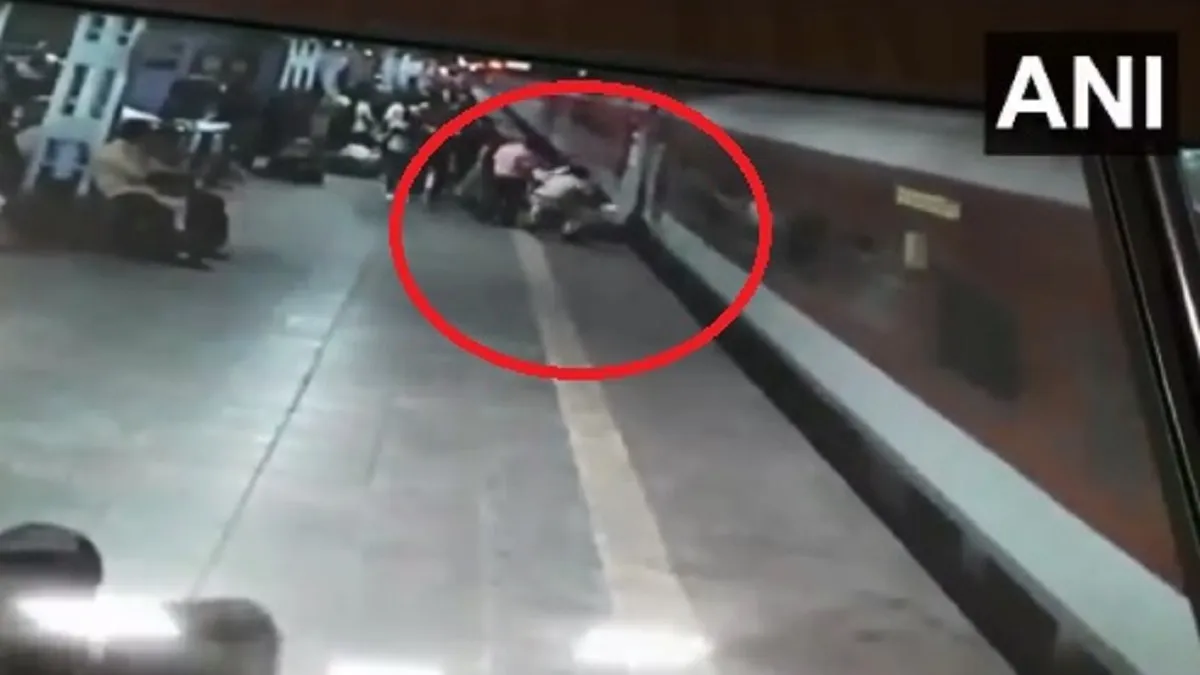 2 RPF personnel rescued a man at kalyan railway station video Viral - India TV Hindi