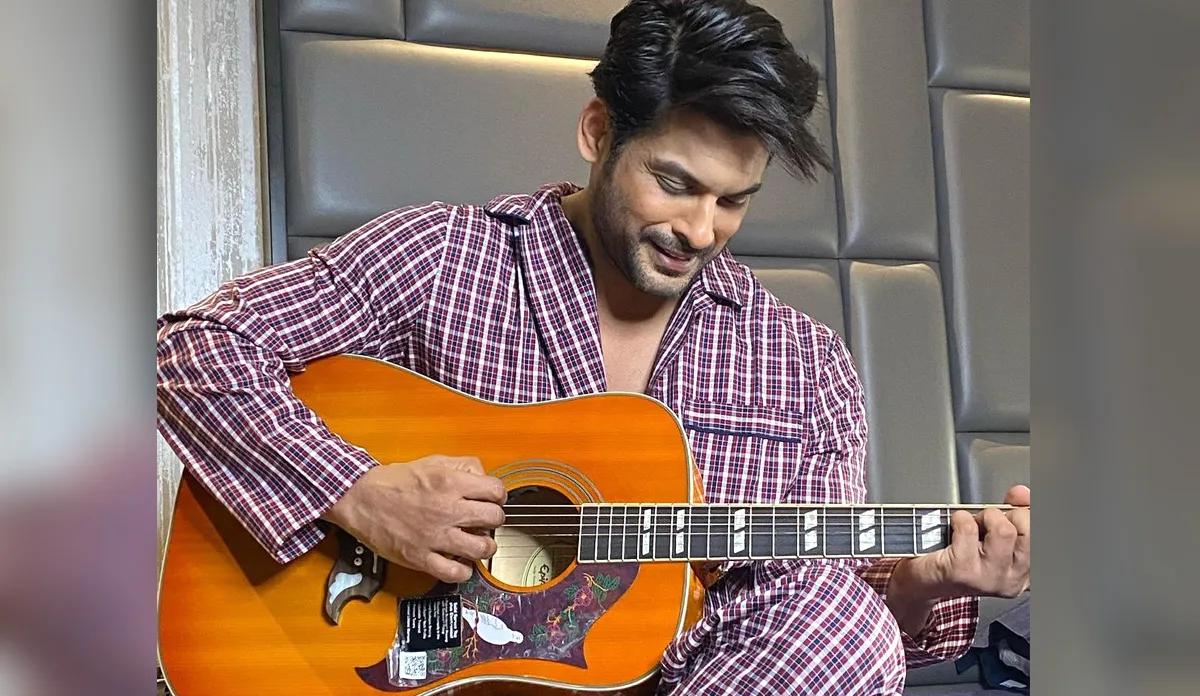 sidharth shukla poses with guitar- India TV Hindi
