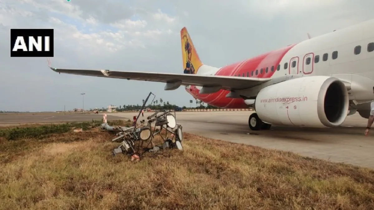 लैंडिंग के वक्त एयर इंडिया एक्सप्रेस का विमान बिजली के पोल से टकराया, बाल-बाल बचे  64 यात्री- India TV Hindi