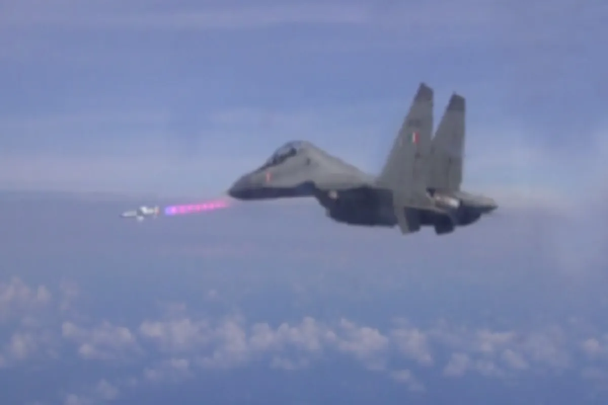 चीन-पाकिस्तान के विमानों को हवा में बिना दिखे मार गिराएगी ये घातक भारतीय मिसाइल- India TV Hindi