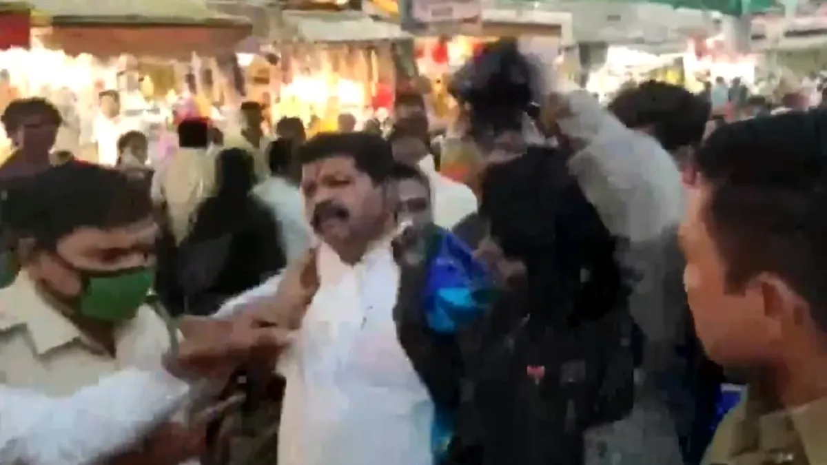 VIDEO: शिवसेना कार्यकर्ताओं ने BJP नेता को पहनाई साड़ी, स्याही से नहलाया- India TV Hindi