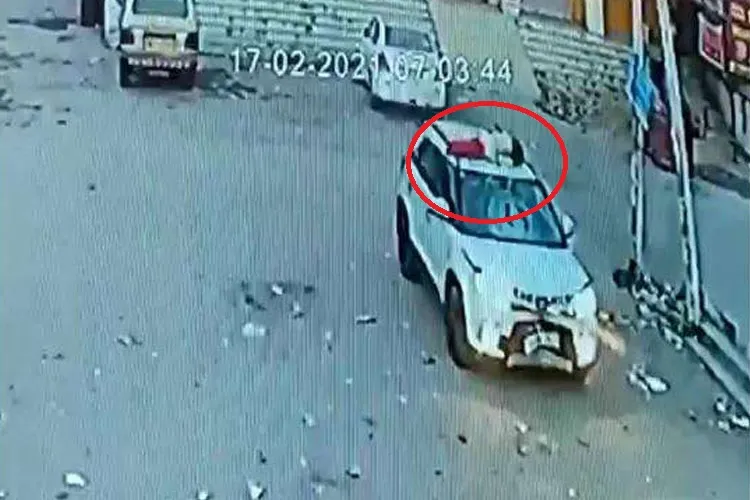टक्कर से युवक गाड़ी की...- India TV Hindi