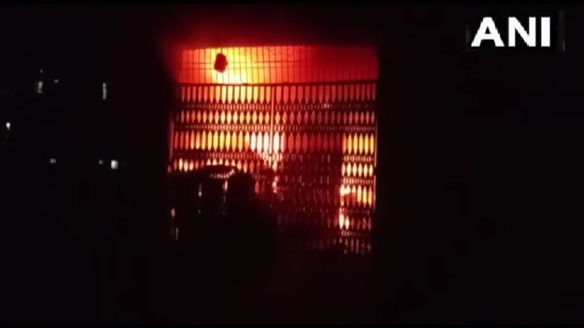 बिहार: मुजफ्फरपुर के मनियारी पुलिस स्टेशन में आग लगी, दमकल की गाड़ियां आग बुझाने में जुटीं- India TV Hindi
