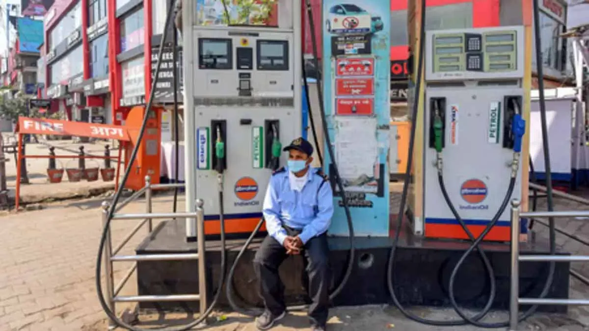 Petrol base price Rs 31.82 and diesel base price is Rs 33.46 per litre- India TV Paisa