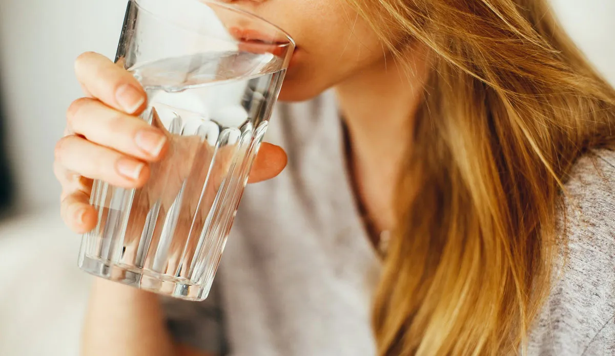 क्या सर्दियों की तरह गर्मियों में भी पी सकते हैं गुनगुना पानी?, डॉक्टर से जानिए इसका जवाब- India TV Hindi