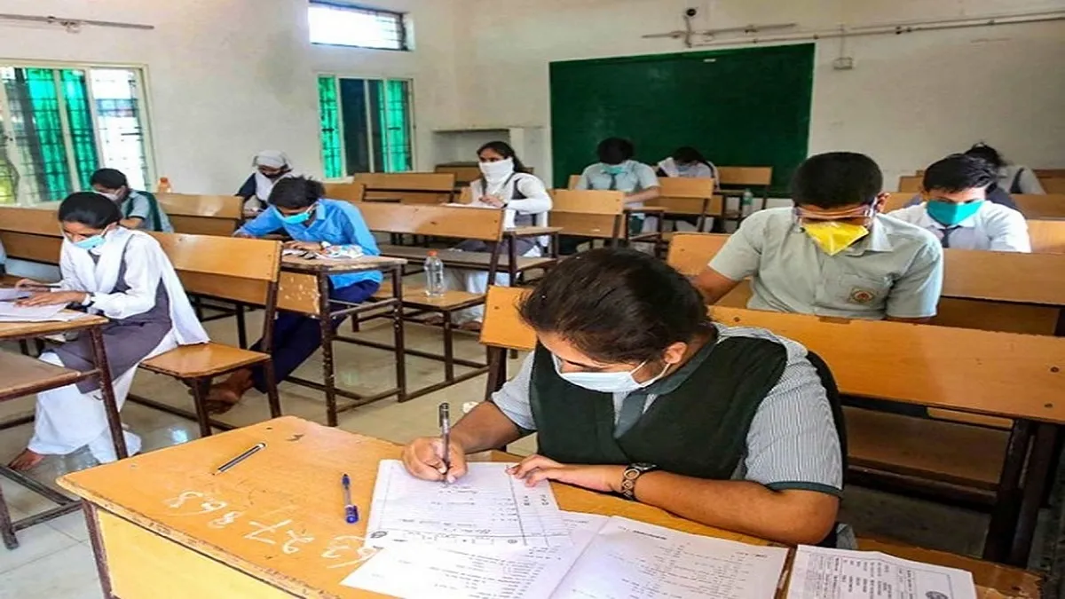 सूरत में 2 स्कूलों व एक कॉलेज में 20 छात्र हुए कोरोना संक्रमित- India TV Hindi