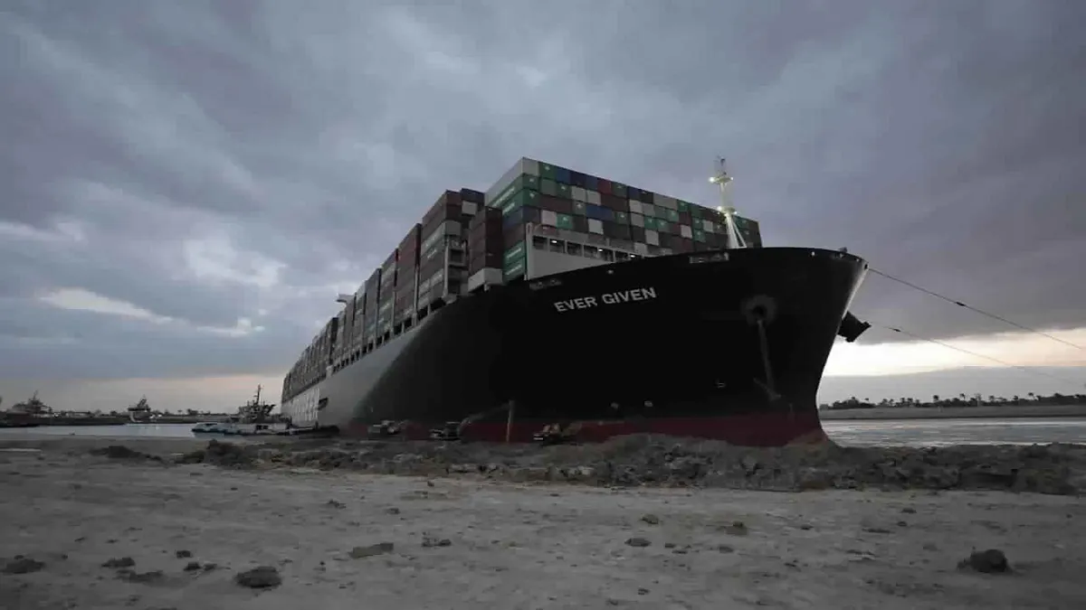 Partial success in evacuating vessel stuck in Suez Canal स्वेज नहर में फंसे पोत को निकालने में आंशिक- India TV Hindi