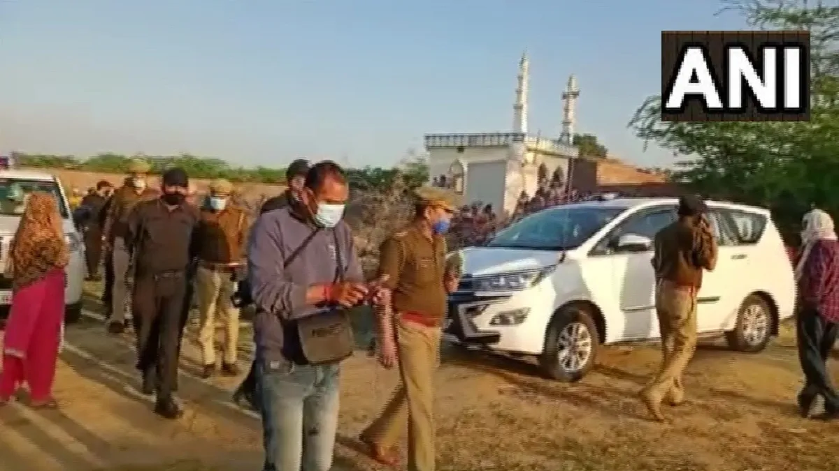man attacks with and daughters with hammer in Bulandshahar  60 साल के आदमी ने हथौड़े से ले ली पत्नी - India TV Hindi