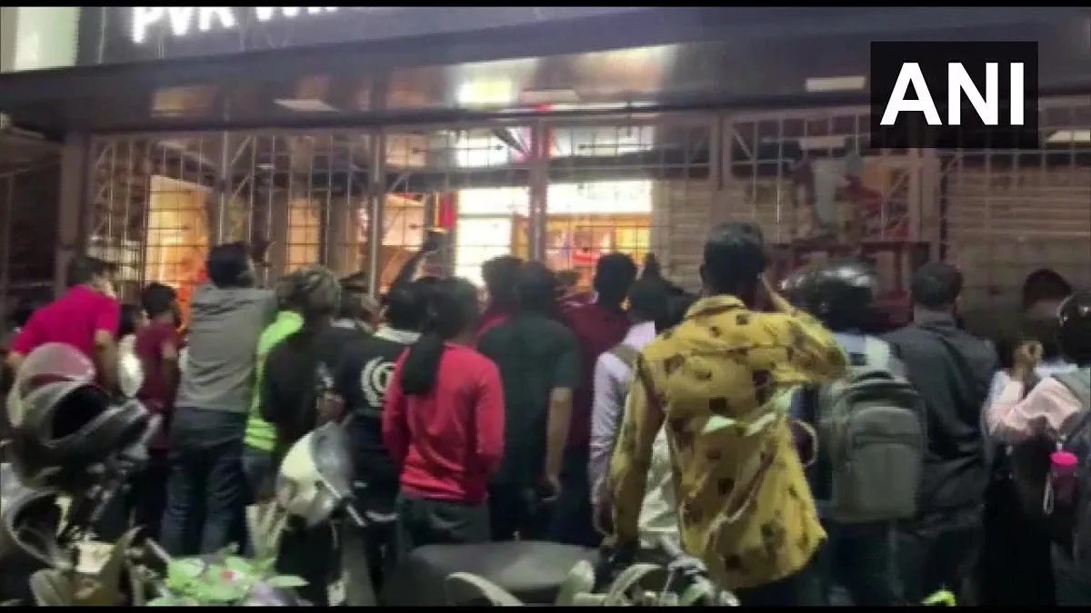 Nagpur lockdown update people crowd in liquor shop without following social distancing guidelines लॉ- India TV Hindi