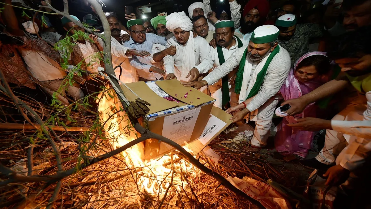 किसानों ने केन्द्र के कृषि कानूनों की प्रतियां जलाकर ‘होलिका दहन’ मनाया- India TV Hindi