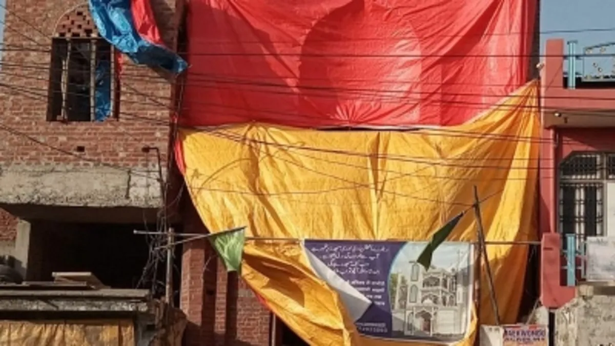 mosque mazar covered on the occassion of juta maar holi  'जूता मार होली' के लिए शाहजहांपुर में ढक दि- India TV Hindi