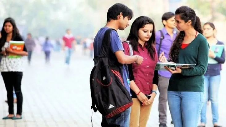 शिक्षा मंत्रालय उच्च शिक्षा के लिए भारत आने वाले अंतरराष्ट्रीय छात्रों की संख्या बढ़ाने के उपायों पर- India TV Hindi