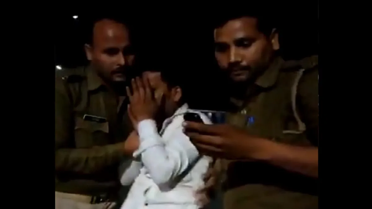 कानपुर: बराज से छलांग लगाकर जान देने जा रहा था शख्स, पुलिसकर्मियों ने बचाया, इनाम का ऐलान- India TV Hindi