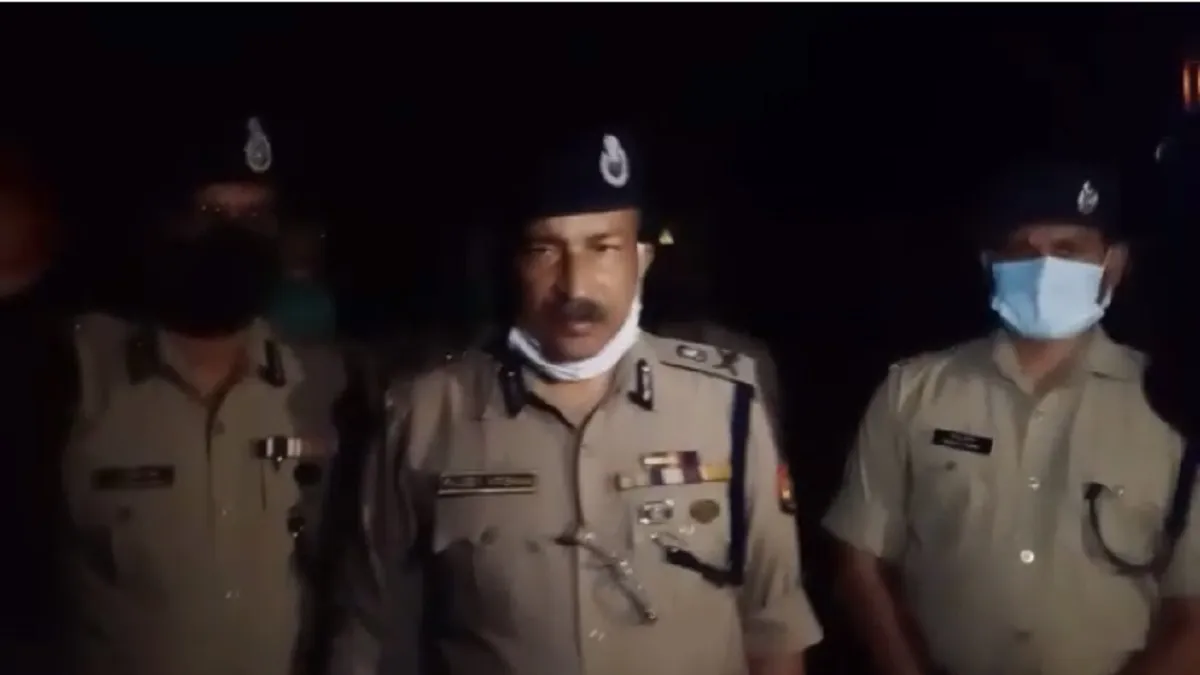 घटना की जानकारी देते पुलिस अधिकारी- India TV Hindi