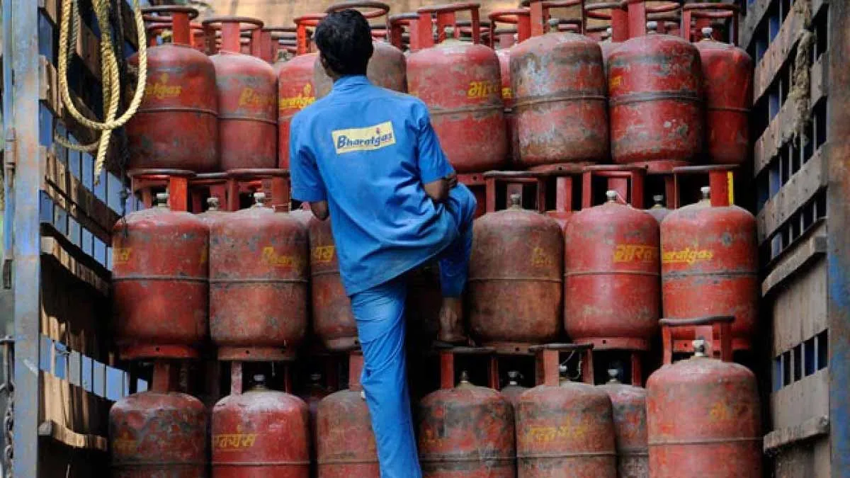 LPG Cylinder price cut from April 1 know new price- India TV Paisa
