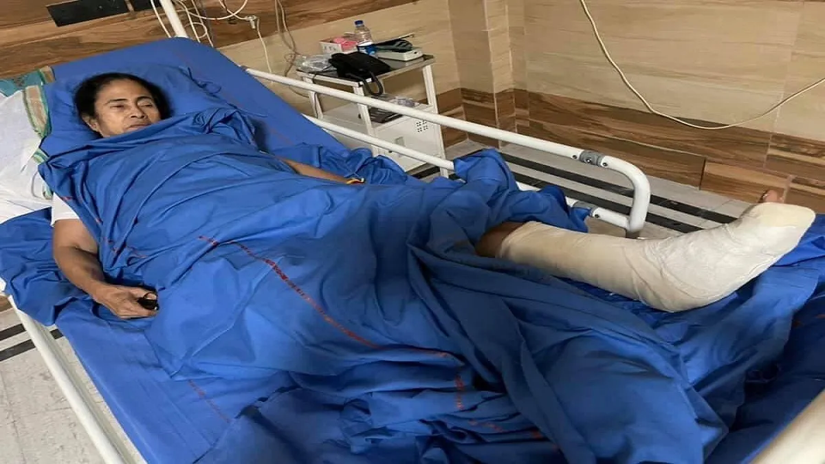 mamata banerjee suffers injuries in her ankle right shoulder neck ममता बनर्जी के टखने, दाहिने कंधे, - India TV Hindi
