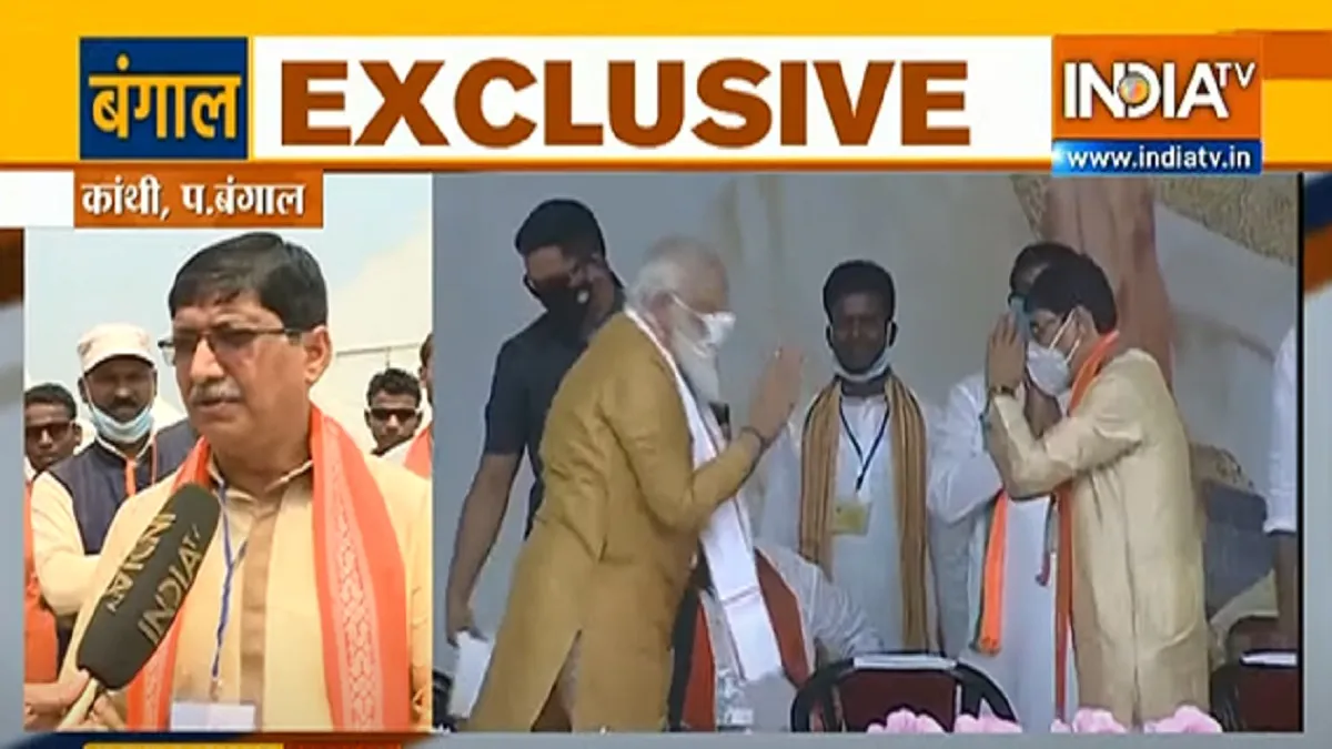 Meet the man bowed to PM Narendra Modi in election rally पीएम मोदी को किसने किया साष्टांग प्रणाम? इं- India TV Hindi