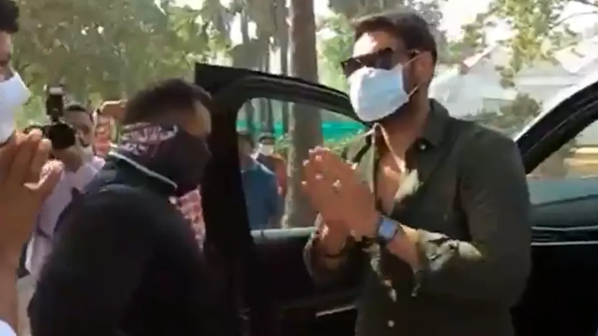 किसान समर्थक ने रोकी अभिनेता अजय देवगन की कार, परेशानी में डाला- India TV Hindi