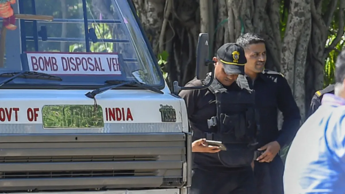 पश्चिम बंगाल में वोटिंग वाली रात को 56 बम बरामद, दो लोगों पर FIR दर्ज- India TV Hindi