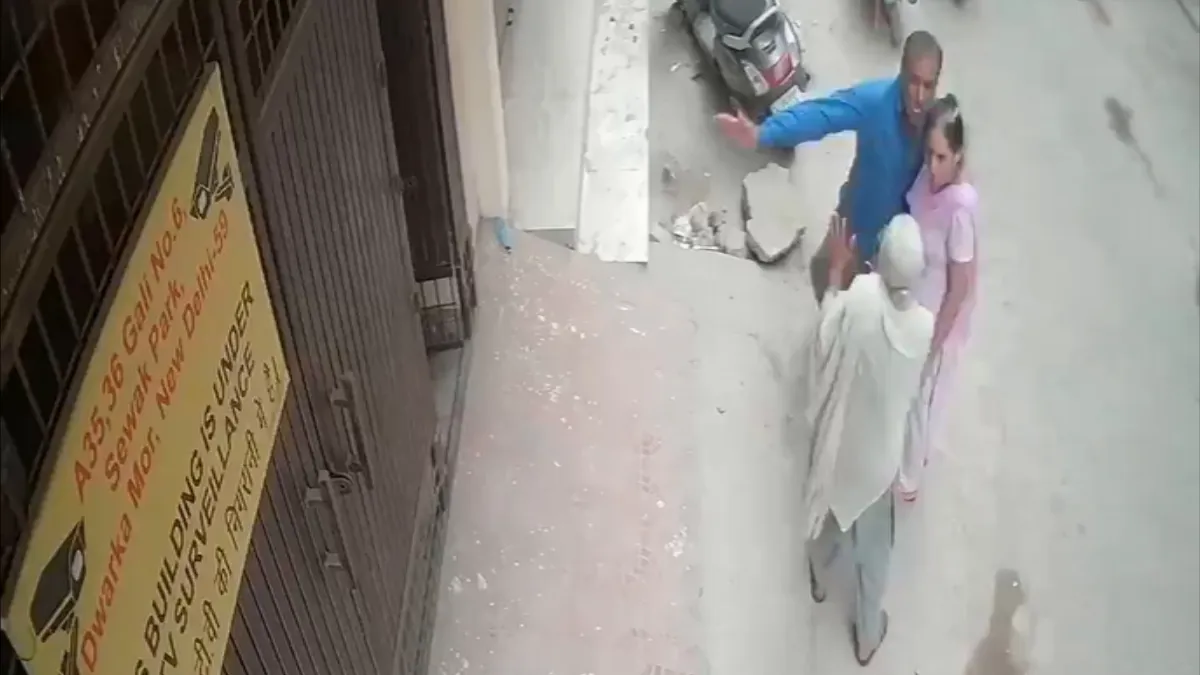 शर्मनाक: बेटे ने बुजुर्ग मां को मारा थप्पड़, गिरते ही हो गई मौत, CCTV में कैद घटना- India TV Hindi